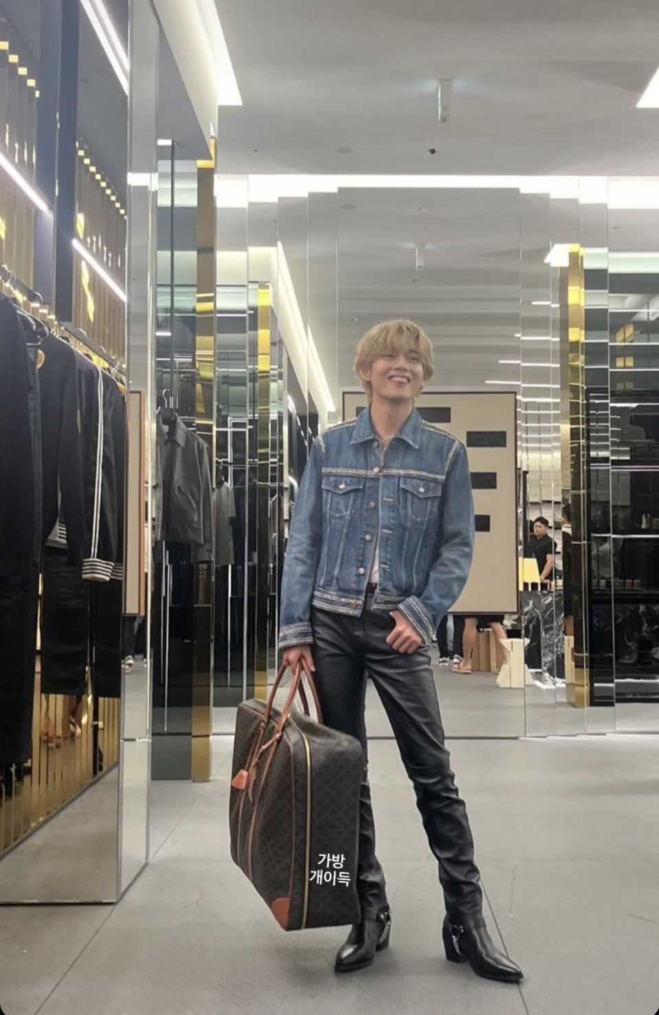 Penampilan V BTS saat menghadiri acara pembukaan CELINE Omotesando di Jepang Penampilan V BTS saat menghadiri acara pembukaan CELINE Omotesando di Jepang