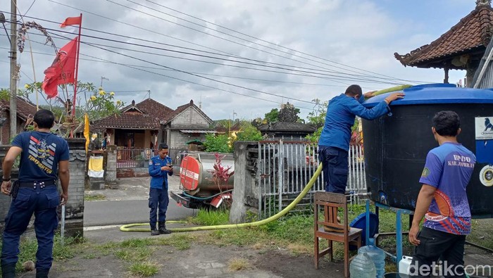 Pendistribusian air bersih kepada warga yang ada di Kelurahan Pendem, Kecamatan Jembrana, Kabupaten Jembrana, Kamis (24/8/2023).