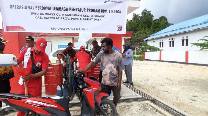 Pengisian perdana BBM Satu Harga di SPBU Kampung Susumuk.