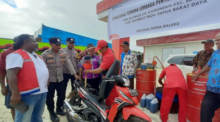 Pengisian perdana BBM Satu Harga di SPBU Kampung Susumuk.