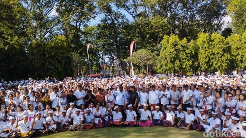 Penyerahan SK Pengangkatan PPPK Guru 2022 oleh Gubernur Bali Wayan Koster di Kantor Gubernur Bali, Kamis (24/8/2023).