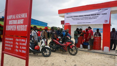 Petugas SPBU menuangkan BBM ke kendaraan konsumen di Kampung Susumuk, Distrik Aifat, Kabupaten Maybrat, Papua Barat Daya, Kamis (24/8/2023). Pertamina Patra Niaga Regional Papua Maluku bersama Badan Pengatur Hilir (BPH) Migas dan Kementerian ESDM meresmikan 10 lokasi lembaga penyalur Bahan Bakar Minyak (BBM) melalui program BBM Satu Harga di wilayah Tertinggal, Terdepan dan Terluar (3T) Papua dan Maluku sehingga tercatat telah ada 140 lembaga penyalur BBM satu harga di wilayah itu. ANTARA FOTO/Olha Mulalinda/nym.