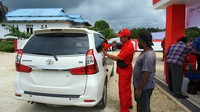 Petugas SPBU menuangkan BBM ke kendaraan konsumen di Kampung Susumuk, Distrik Aifat, Kabupaten Maybrat, Papua Barat Daya, Kamis (24/8/2023).