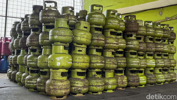 Kementerian ESDM akan mengatur pembelian LPG 3 kg dengan cara mendata dan mencocokkan data pengguna. Mulai 1 Januari 2024 pembeli LPG 3 kg harus bawa KTP.