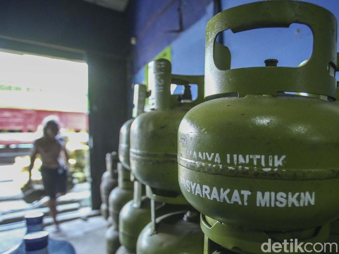 Kementerian ESDM akan mengatur pembelian LPG 3 kg dengan cara mendata dan mencocokkan data pengguna. Mulai 1 Januari 2024 pembeli LPG 3 kg harus bawa KTP.