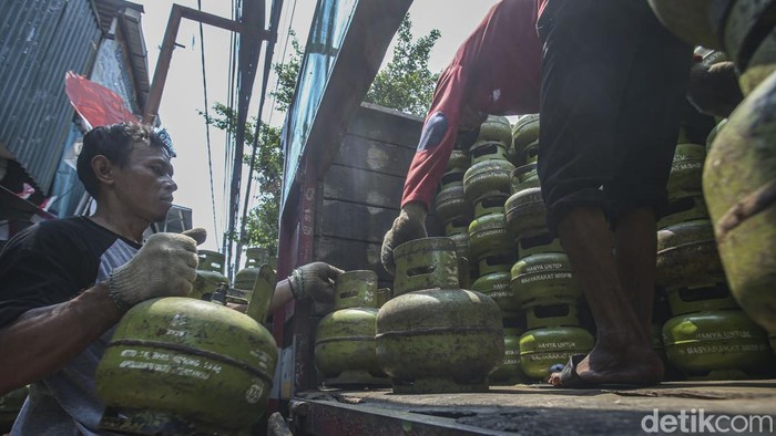 Kementerian ESDM akan mengatur pembelian LPG 3 kg dengan cara mendata dan mencocokkan data pengguna. Mulai 1 Januari 2024 pembeli LPG 3 kg harus bawa KTP.