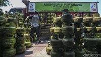 Petugas beraktivitas di agen LPG di kawasan Condet, Jakarta, Kamis (24/8/2023). 