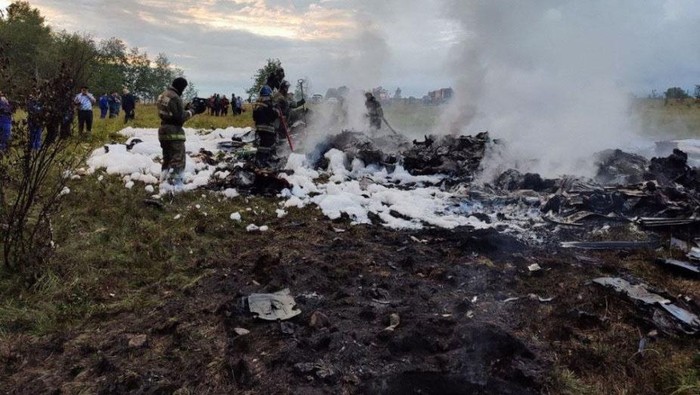 Pesawat Bos Wagner Jatuh dan Terbakar di Rusia Police stand guard at a checkpoint on a road near the accident scene following the crash of a private jet linked to Wagner mercenary chief Yevgeny Prigozhin in the Tver region, Russia, August 24, 2023. REUTERS/Marina Lystseva