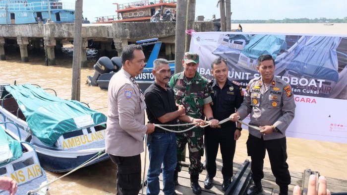 Petugas BC menyerahkan tiga unit speedboat ke warga (Dok Humas BC)