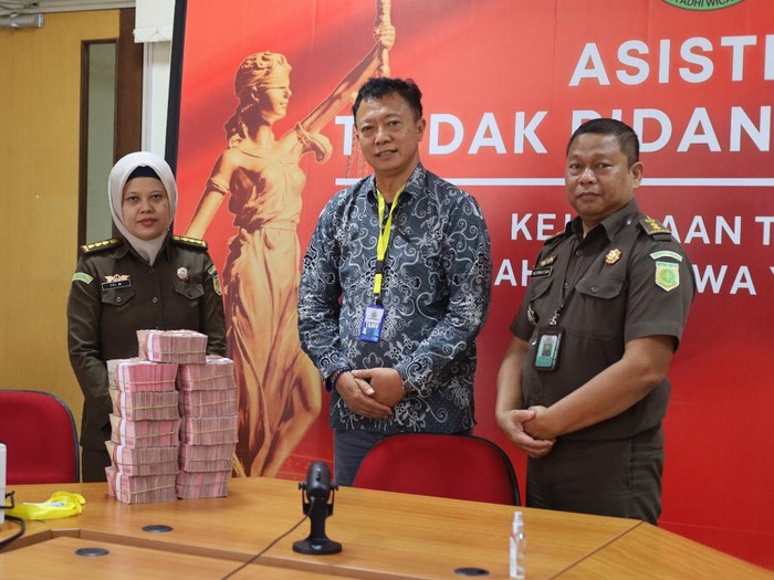 Pihak mantan Kepala Dinas Pertanahan dan Tata Ruang (Dispertaru) DIY Krido Suprayitno mengembalikan uang hasil gratifikasi ke Kejati DIY senilai Rp 1,1 miliar, Kamis (24/8/2023).