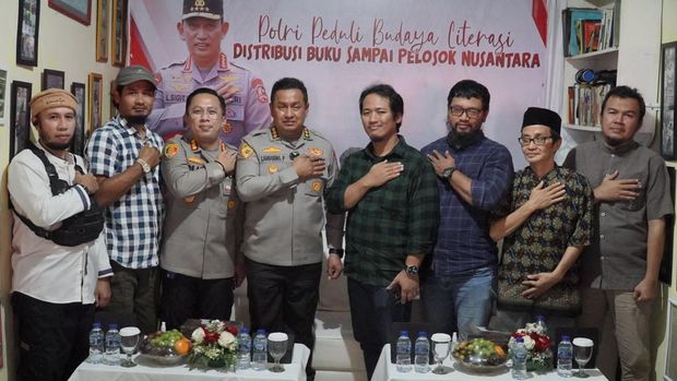 Polda Metro Jaya menyalurkan 10 ribu buku untuk meningkatkan budaya literasi