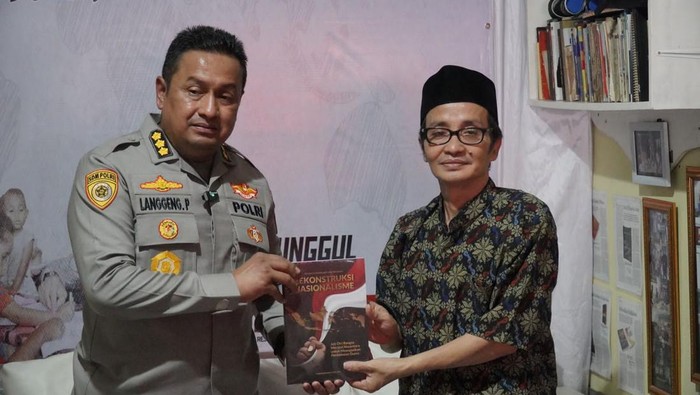 Polda Metro Jaya menyalurkan 10 ribu buku untuk meningkatkan budaya literasi