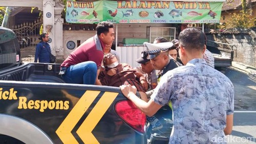 Polisi dari Polsek Rendang menolong perempuan pengendara motor yang sesak napas di tengah jalan.