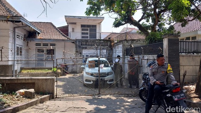 Polisi menggeledah sejumlah tempat di Kota Malang terkait kasus gedung Wismilak Surabaya