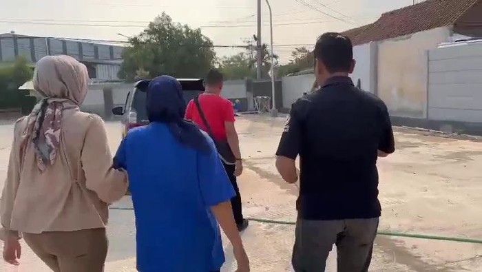 Polisi saat mengamankan IRT yang berangkatkan TKW Tasikmalaya secara ilegal