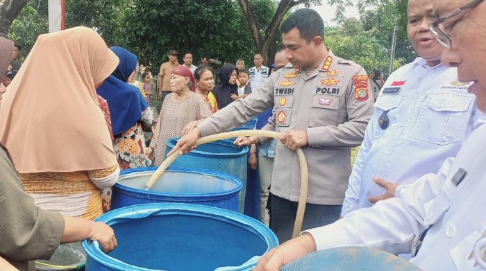 Polres Metro Bekasi menyalurkan air bersih ke 3 kampung di Kecamatan Cibarusah, Kabupaten Bekasi, yang dilanda kekeringan