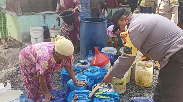 Polres Metro Bekasi menyalurkan air bersih ke 3 kampung di Kecamatan Cibarusah, Kabupaten Bekasi, yang dilanda kekeringan