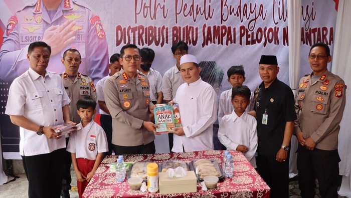 Polres Metro Depok memberikan santunan berupa buku pengetahuan ke Rumah Yatim dan Dhuafa Kafilatur Rosul, Pancoran Mas, Depok (dok. Istimewa)
