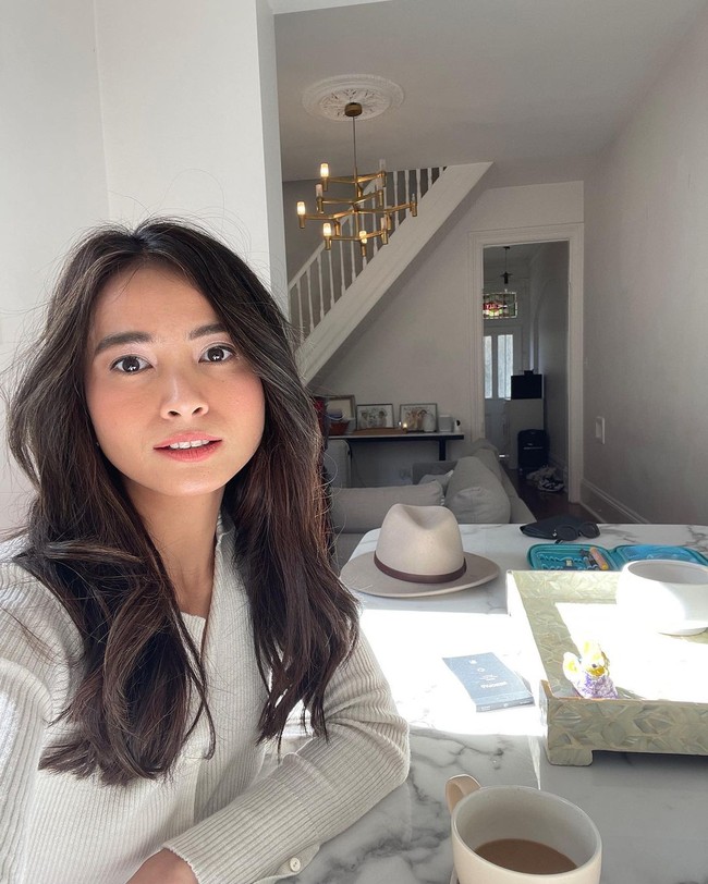 Acha Septriasa juga batal menikah dengan pria bernama Ditto Rukmana pada 2014. Hubungan keduanya kandas karena calon suaminya kala itu tersandung kasus narkoba. Pada 2016, Acha pun menikah dengan Vicky Kharisma dan telah dikaruniai seorang anak perempuan.  Foto: Instagram: @septriasaacha