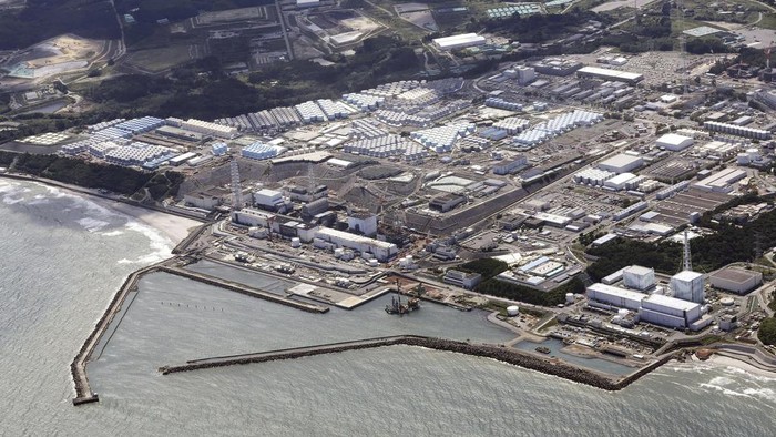 Potret Jepang Mulai Buang Limbah Nuklir Fukushima ke Laut Lepas This aerial view shows the Fukushima Daiichi nuclear power plant in Fukushima, northern Japan, Thursday, Aug. 24, 2023. The operator of the tsunami-wrecked Fukushima Daiichi nuclear power plant says it has begun releasing its first batch of treated radioactive water into the Pacific Ocean — a controversial step, but a milestone for Japan’s battle with the growing radioactive water stockpile.(Kyodo News via AP)