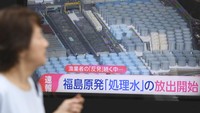 Layar TV menayangkan laporan berita tentang pelepasan air radioaktif yang telah diolah dari Pembangkit Listrik Tenaga Nuklir Fukushima Daiichi, Tokyo, Kamis (24/8/2023). Kata-kata di layar di bawah berbunyi Pembangkit Listrik Tenaga Nuklir Fukushima mulai membuang air yang diolah. AP/Norihiro Haruta