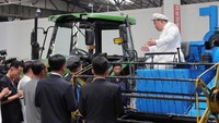 Pemimpin Korea Utara Kim Jong Un mengunjungi Pabrik Traktor Kumsong pada hari Rabu (23/8) di tengah krisis pangan yang sedang berlangsung di negara itu.