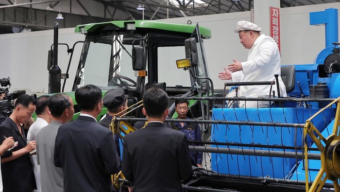 Potret Kim Jong Un Kunjungi Pabrik Traktor di Tengah Krisis Pangan North Korean leader Kim Jong Un inspects the Kumsong Tractor Factory in North Korea August 23, 2023 in this photo released by North Korea's Korean Central News Agency (KCNA). KCNA via REUTERS ATTENTION EDITORS - THIS IMAGE WAS PROVIDED BY A THIRD PARTY. REUTERS IS UNABLE TO INDEPENDENTLY VERIFY THIS IMAGE. NO THIRD PARTY SALES. SOUTH KOREA OUT. NO COMMERCIAL OR EDITORIAL SALES IN SOUTH KOREA.