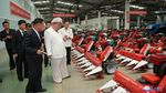 Potret Kim Jong Un Kunjungi Pabrik Traktor di Tengah Krisis Pangan