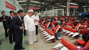 Potret Kim Jong Un Kunjungi Pabrik Traktor di Tengah Krisis Pangan