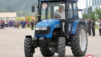 Foto-foto yang disiarkan oleh televisi pemerintah Korea Utara KRT pada Kamis (24/8/2023), menunjukkan Kim mengendarai traktor.