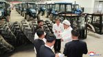 Potret Kim Jong Un Kunjungi Pabrik Traktor di Tengah Krisis Pangan