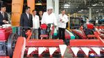 Potret Kim Jong Un Kunjungi Pabrik Traktor di Tengah Krisis Pangan
