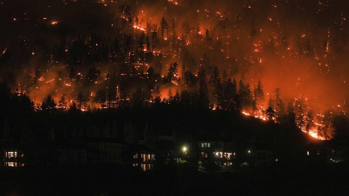 Potret Mencekam Kebakaran Hutan Terburuk di Kanada The McDougall Creek wildfire burns on the mountainside above a lakefront home in West Kelowna, B.C., on Friday, August 18, 2023. (Darryl Dyck/The Canadian Press via AP)