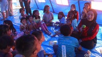 Sebanyak 572 orang terdampak dan mengungsi di kantor Walkot Jakpus. Anak-anak yang selamat, mendapatkan trauma healing dari Dinsos DKI Jakarta.  