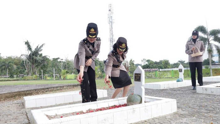 Puluhan Polwan melaksanakan upacara ziarah ke Taman Makam Pahlawan Pawitralaya Pangkalpinang. (Foto: dok.humas Polda Babel)