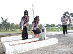 Ramai-ramai Polwan Polda Babel Kunjungi Makam Pahlawan