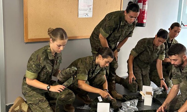 Inilah foto Leonor bersama teman-teman yang mengikuti sekolah militer. Tampak rekan-rekannya seumuran dengannya. Sang Putri digaji saat mengikuti sekolah militer ini, namun dia akan melepaskan gajinya itu dan menyumbangkan tenaganya untuk negaranya. Foto: Dok. Royal Spain