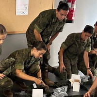 Inilah foto Leonor bersama teman-teman yang mengikuti sekolah militer. Tampak rekan-rekannya seumuran dengannya. Sang Putri digaji saat mengikuti sekolah militer ini, namun dia akan melepaskan gajinya itu dan menyumbangkan tenaganya untuk negaranya. Foto: Dok. Royal Spain