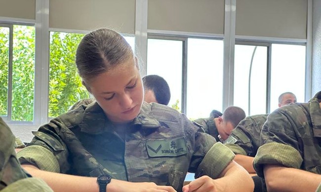 Potret Leonor yang tengah mencatat pelajaran di kelas. Leonor ikut sekolah militer mengikuti jejak ayahnya.  Foto: Dok. Royal Spain