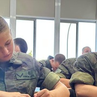 Potret Leonor yang tengah mencatat pelajaran di kelas. Leonor ikut sekolah militer mengikuti jejak ayahnya.  Foto: Dok. Royal Spain