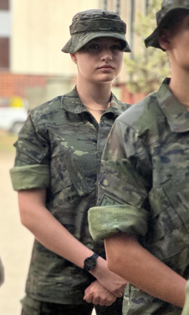 Calon Ratu Spanyol itu memulai pelatihan militer di angkatan udara, angkatan laut dan angkatan darag. Leonor harus bekerja keras tidak hanya di dalam kelas hingga mengikuti latihan fisik.  Foto: Dok. Royal Spain
