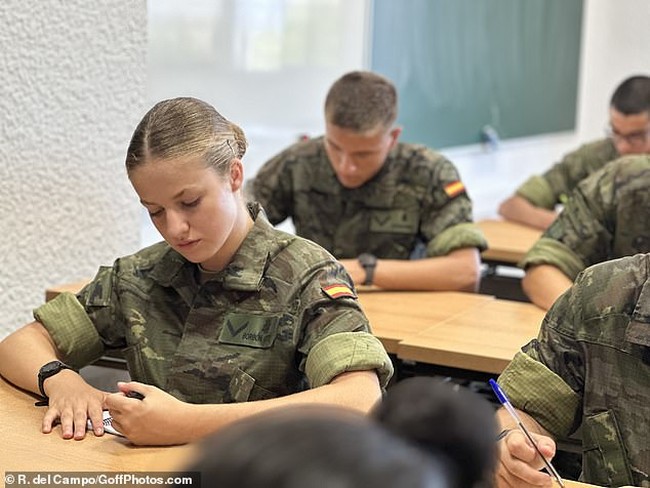 Negara Spanyol saat ini juga tengah mendorong agar banyak wanita untuk masuk ke dalam pasukan bersenjata, sehingga Putri Leanor mendapat pujian dengan perannya itu.  Foto: Dok. Royal Spain