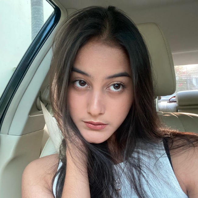 Dalam kesehariannya, Raia Wahab lebih sering tampil kasual dan santai. Rambut panjang dan lurusnya juga lebih sering dibiarkan cantik terurai. Foto: Instagram @raiawahab