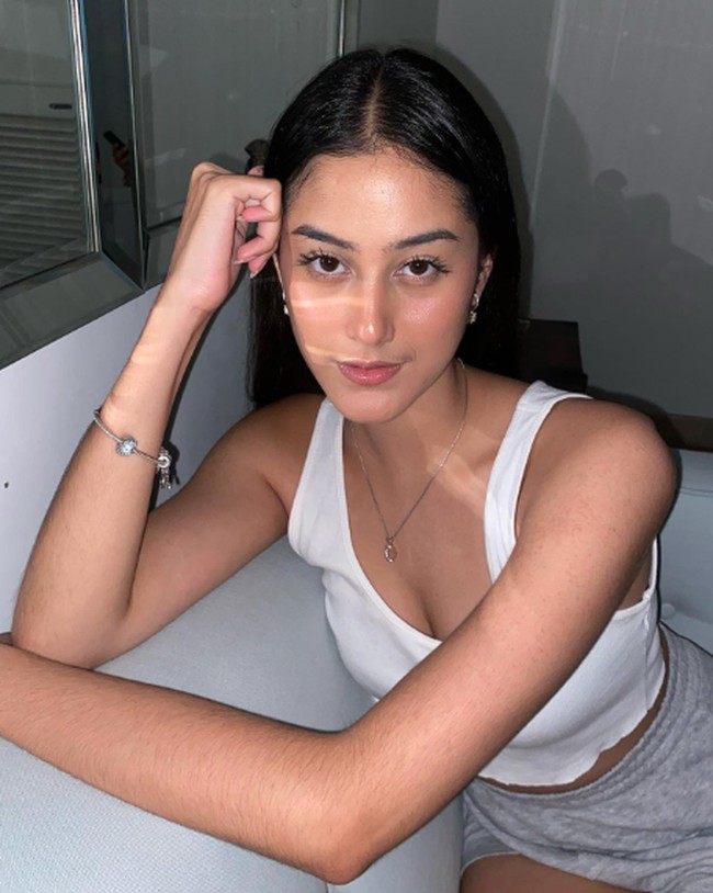 Raia Wahab pernah terpilih menjadi Gadis Sampul 2020. Tak heran dengan parasnya yang cantik dan memiliki bentuk tubuh ideal. Foto: Instagram @raiawahab