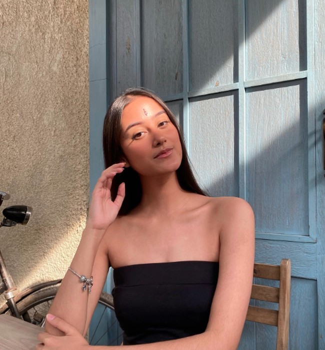 Raia Wahab kini menjadi seorang model. Paras wajah wanita kelahiran 2003 itu disebut-sebut mirip dengan aktris China sekaligus wanita tercantik se-Asia, Dilraba Dilmurat. Foto: Instagram @raiawahab