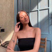 Raia Wahab kini menjadi seorang model. Paras wajah wanita kelahiran 2003 itu disebut-sebut mirip dengan aktris China sekaligus wanita tercantik se-Asia, Dilraba Dilmurat. Foto: Instagram @raiawahab