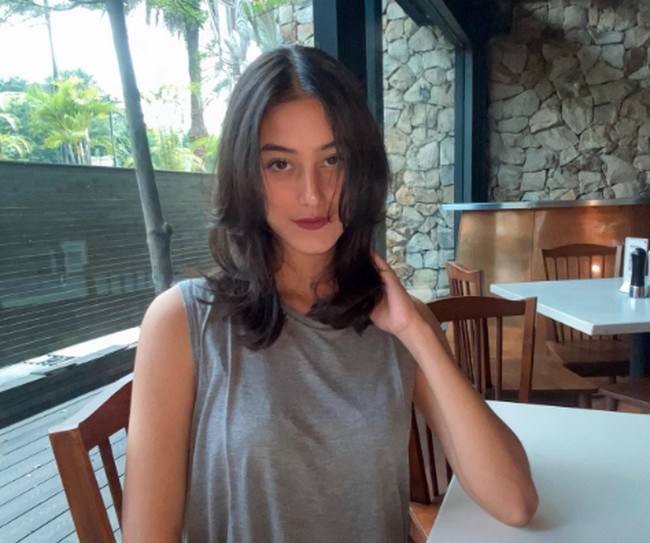 Setelah lebih banyak menampilkan gaya dengan rambut panjang, Raia Wahab kini memotong rambutnya. Tetap cantik ya walau berambut sebahu. Foto: Instagram @raiawahab