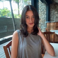 Setelah lebih banyak menampilkan gaya dengan rambut panjang, Raia Wahab kini memotong rambutnya. Tetap cantik ya walau berambut sebahu. Foto: Instagram @raiawahab