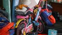 Beberapa barang yang berhasil diselamatkan turut dibawa warga di titik pengungsian. 
