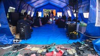 Tenda darurat didirikan di halaman kantor Wali Kota Jakarta Pusat, Kamis (24/8/2023) untuk menampung pengungsi yang terdampak kebakaran di Gang Kebon Jahe Kober. 